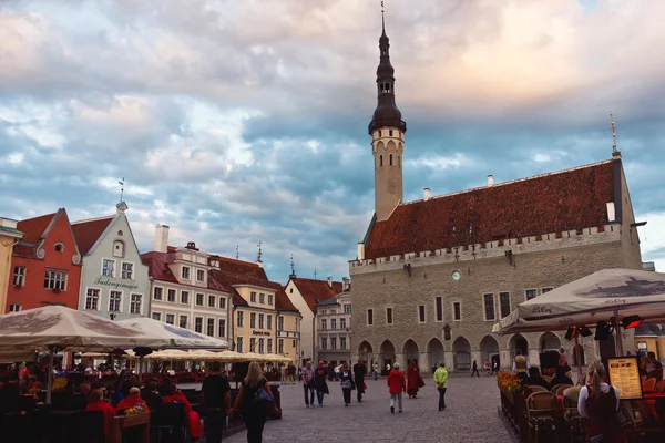 Targi wieczorem na Placu Ratuszowego w Tallinie, Estonia — Zdjęcie stockowe