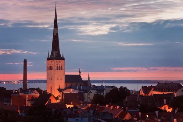 夜、聖オラフ教会 Oleviste kirik 尖塔、エストニアのタリン旧市街. — ストック写真