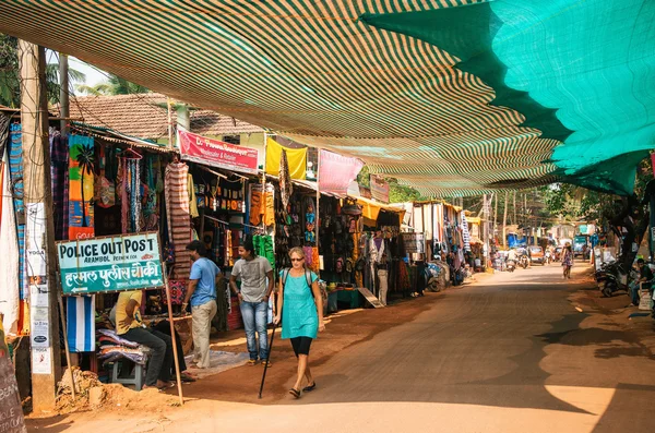De toeristische winkels met kleding en souvenirs op de straat van Arambol, Goa, India — Stockfoto