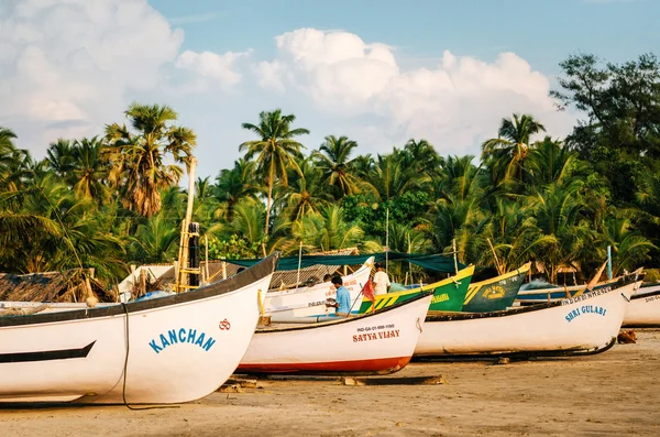 Barcos de pesca de madeira na praia de Morjim, North Goa, Índia — Fotografia de Stock