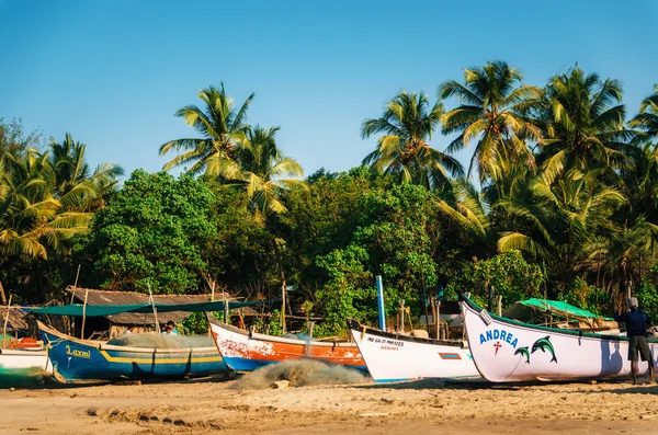 Barcos de pesca de madeira na praia de Morjim, North Goa, Índia — Fotografia de Stock