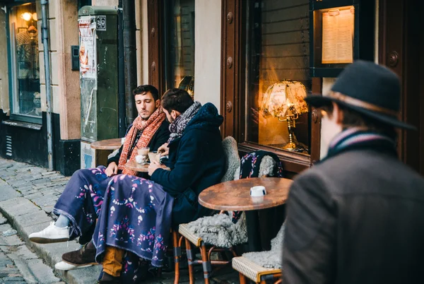 Двое мужчин пьют кофе в кафе под открытым небом, Стокгольм — стоковое фото
