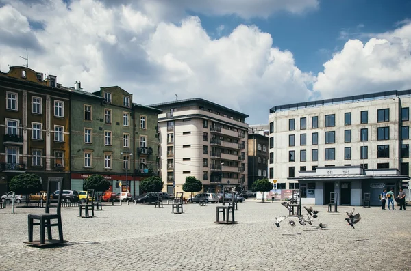 Площадь Героев гетто с символическими креслами в Кракове — стоковое фото