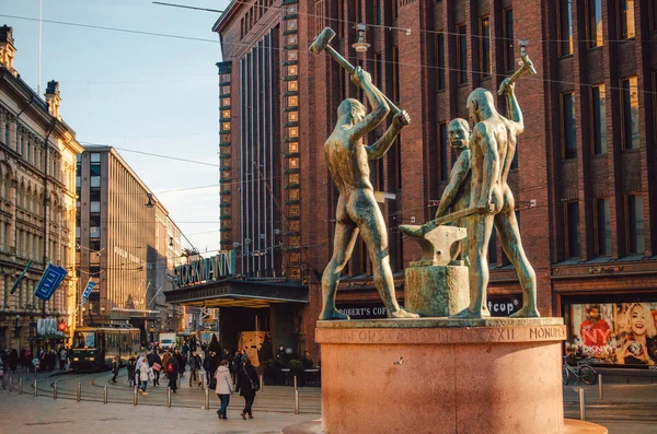 Skulptur drei Schmied, Helsinki, Finnland — Stockfoto