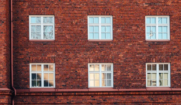 Stary mur czerwony z windows w Helsinkach — Zdjęcie stockowe