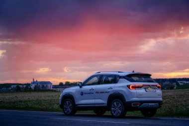 Kreva, Belarus - 1 Haziran 2020: Changan cs35 Plus gün batımında yola park edildi