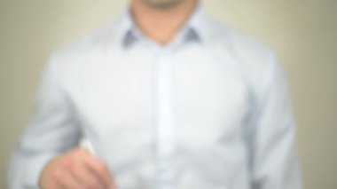 Herhangi bir soru?, adam şeffaf ekranda yazma