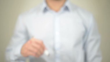 Farklı düşün, Saydam Ekranda Yazan Adam