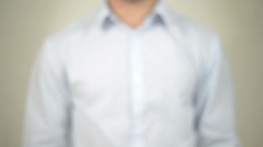 Topluluk, şeffaf ekranda yazma adam