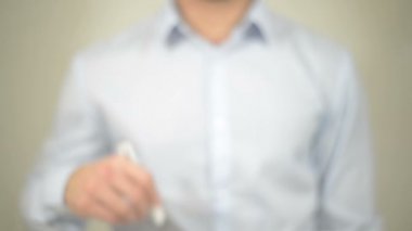 E-öğrenme, şeffaf ekranda yazma adam
