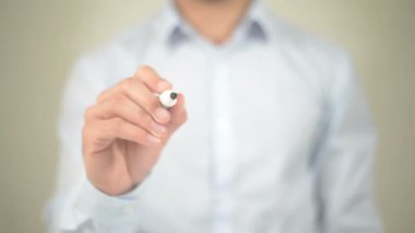 Pazarlama, adam şeffaf ekranda yazma içerik