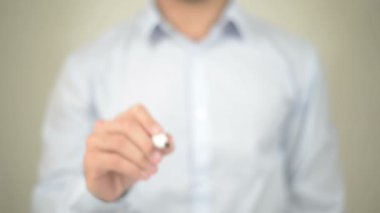 Internet pazarlama, şeffaf ekranda yazma adam