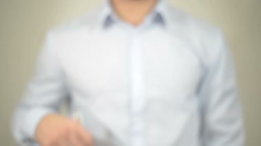 Gizli bilgi, şeffaf ekranda yazma adam