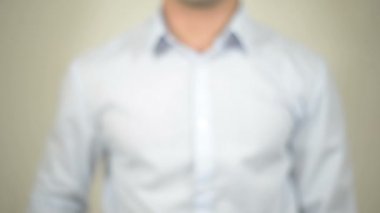 Bağlılık, şeffaf ekranda yazma adam