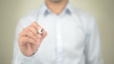 En girişimci, şeffaf ekranda yazma adam olmak