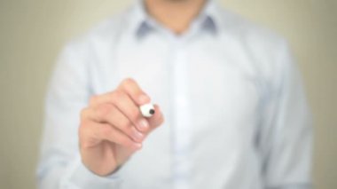 Parlayan ampul kavramı, şeffaf ekranda yazma adam