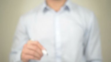 Yenilik, şeffaf ekranda yazma adam