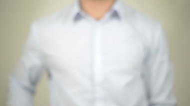 Yakında, adam şeffaf ekranda yazma