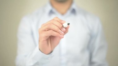 Bilgi, duyuru, adam şeffaf ekranda yazma