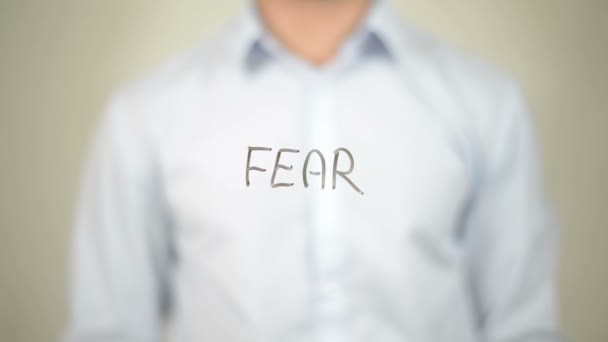 No Fear, Uomo che scrive sullo schermo trasparente — Video Stock