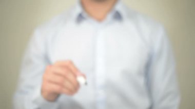 Bilgi teknolojisi, şeffaf ekranda yazma adam