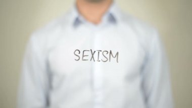 Hiçbir cinsiyetçilik, şeffaf ekranda yazma adam