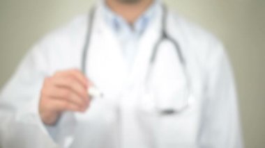 Göz doktoru, şeffaf ekranda yazma doktor