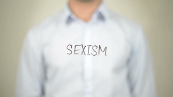 Não Sexismo, Homem escrevendo na tela transparente — Vídeo de Stock