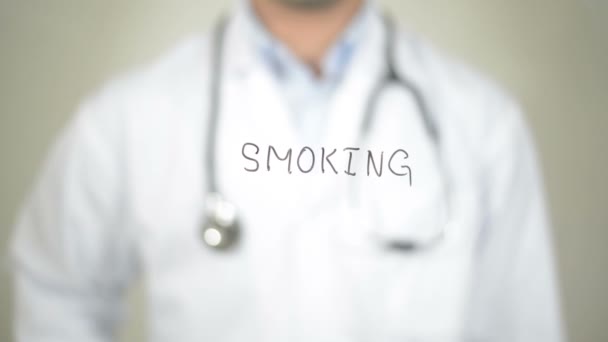 No a Fumar, Doctor escribiendo en pantalla transparente — Vídeo de stock