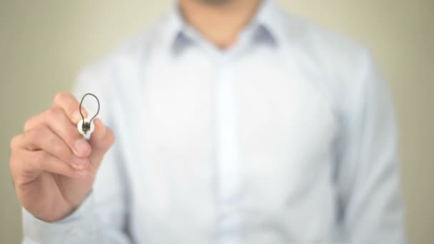 Idée créative réussie, l'homme écrit sur un écran transparent — Video