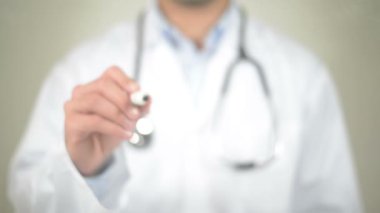 Hasta, Doktor şeffaf ekranda yazma çiçekleri