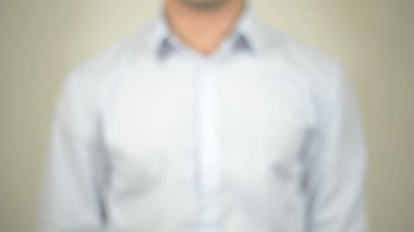 Ödeme, şeffaf ekranda yazma adam