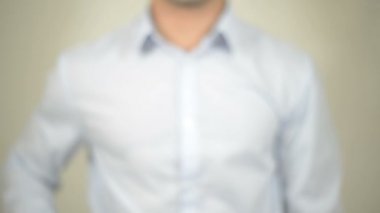 Topluluk, şeffaf ekranda yazma adam