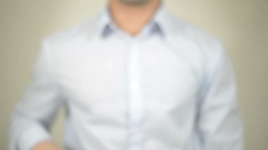 Blogging, şeffaf ekranda yazma adam