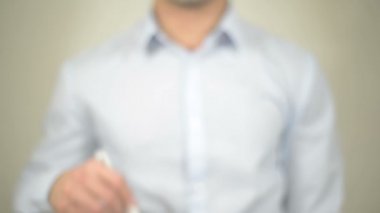 Önemli, şeffaf ekranda yazma adam