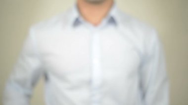 Müşteri anketi, şeffaf ekranda yazma adam