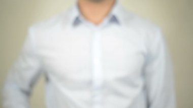 Online iş, adam şeffaf ekranda yazma