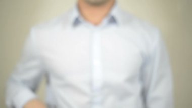Konumu, şeffaf ekranda yazma adam