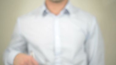 Strateji etkili, şeffaf ekranda yazma adam