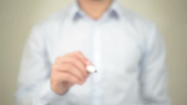 Bulut bilgi işlem kavramı, şeffaf ekranda yazma adam