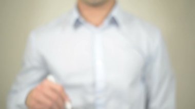 Ücretsiz konuşma, şeffaf ekranda yazma adam