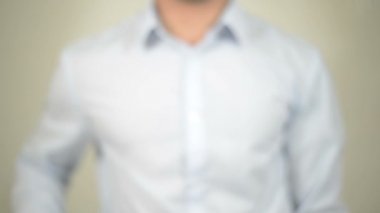 Onaylandı, Saydam Ekranda Yazan Adam