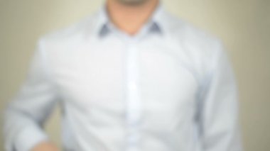 Müşteri yorumları, şeffaf ekranda yazma adam