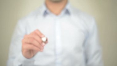 Sosyal medya, şeffaf ekranda yazma adam