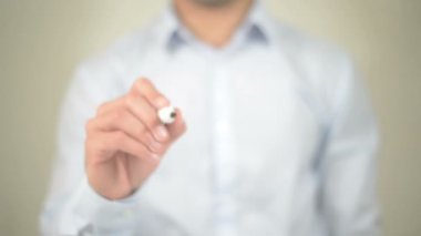 İş güvenliği, şeffaf ekranda yazma adam