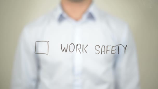 Безпека праці, людина пише на прозорому екрані — стокове відео
