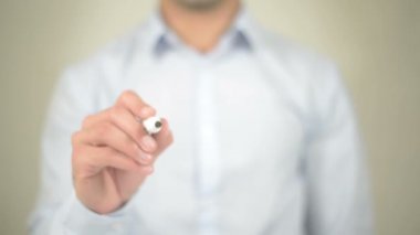 Yaratıcı geliştirme, şeffaf ekranda yazma adam