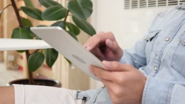 Tablet bilgisayar kullanan adam sakin ol