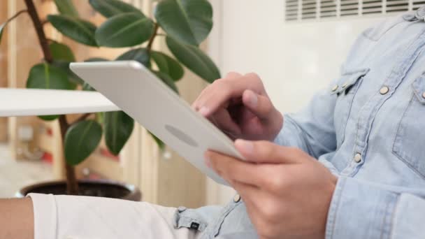 Relaxe o homem usando o computador tablet — Vídeo de Stock