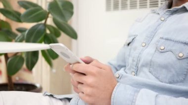 Tasarımcı Smartphone'da yazarak sakin ol